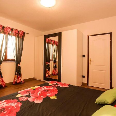 Holiday House Alex โรวีน ภายนอก รูปภาพ