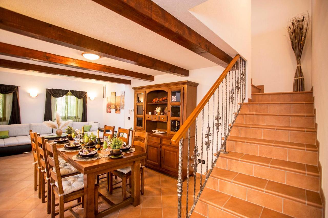 Holiday House Alex โรวีน ภายนอก รูปภาพ