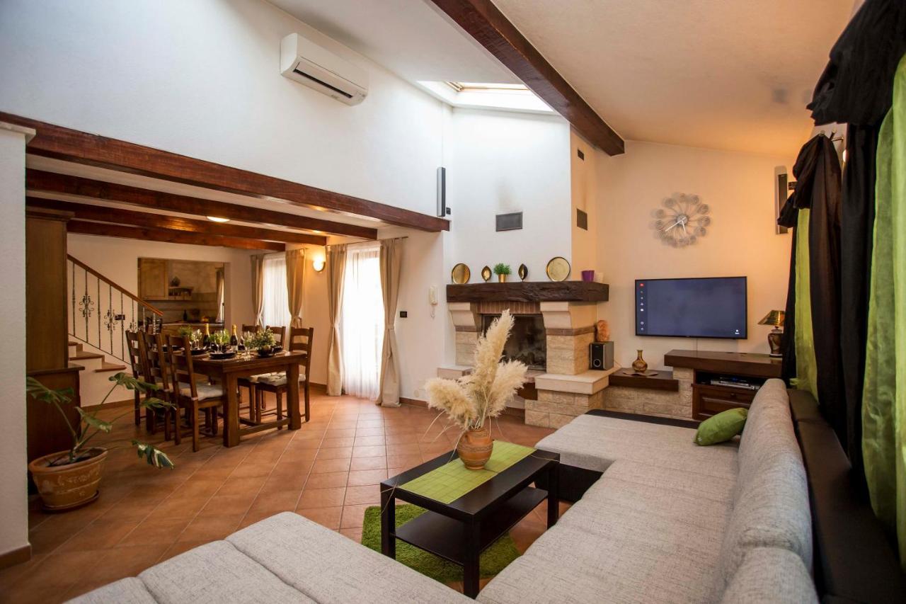Holiday House Alex โรวีน ภายนอก รูปภาพ