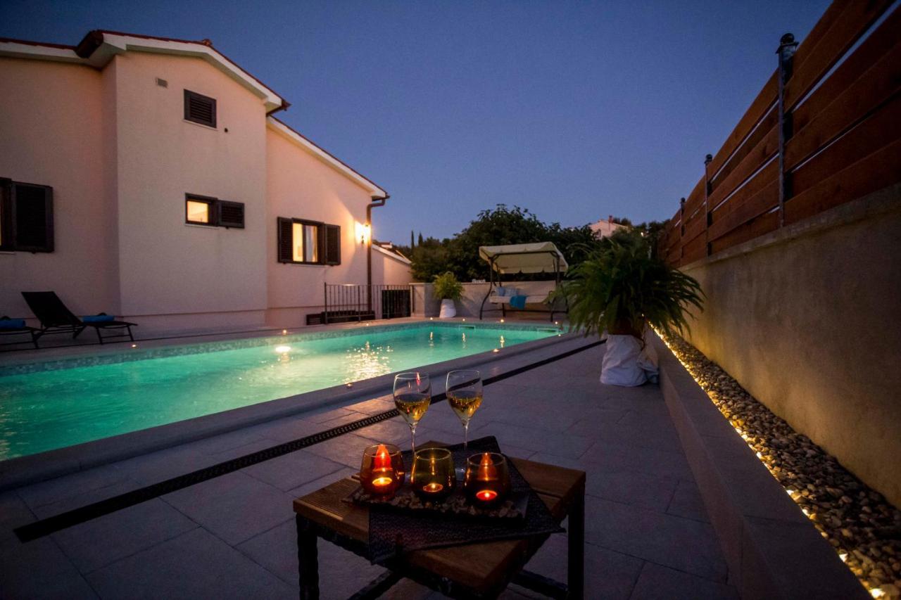 Holiday House Alex โรวีน ภายนอก รูปภาพ