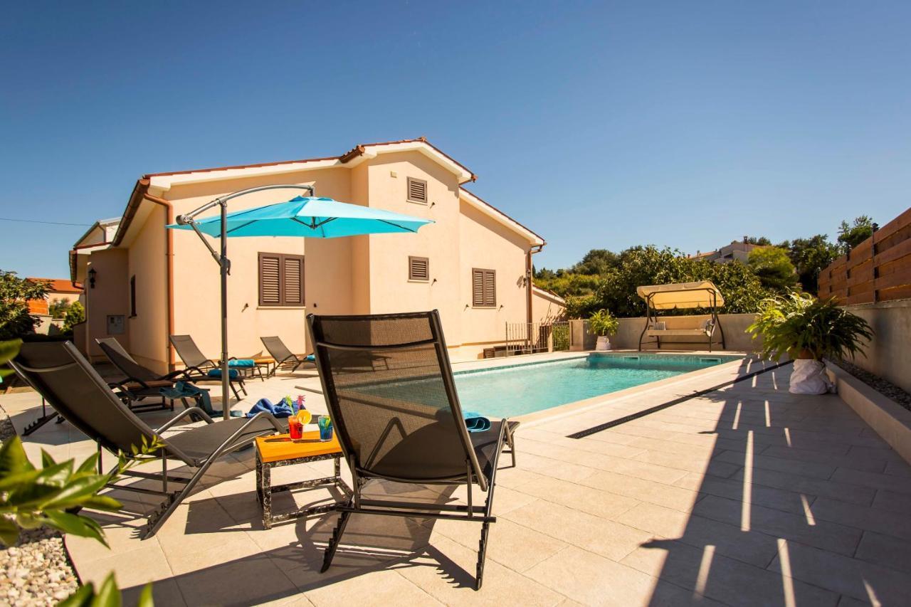 Holiday House Alex โรวีน ภายนอก รูปภาพ